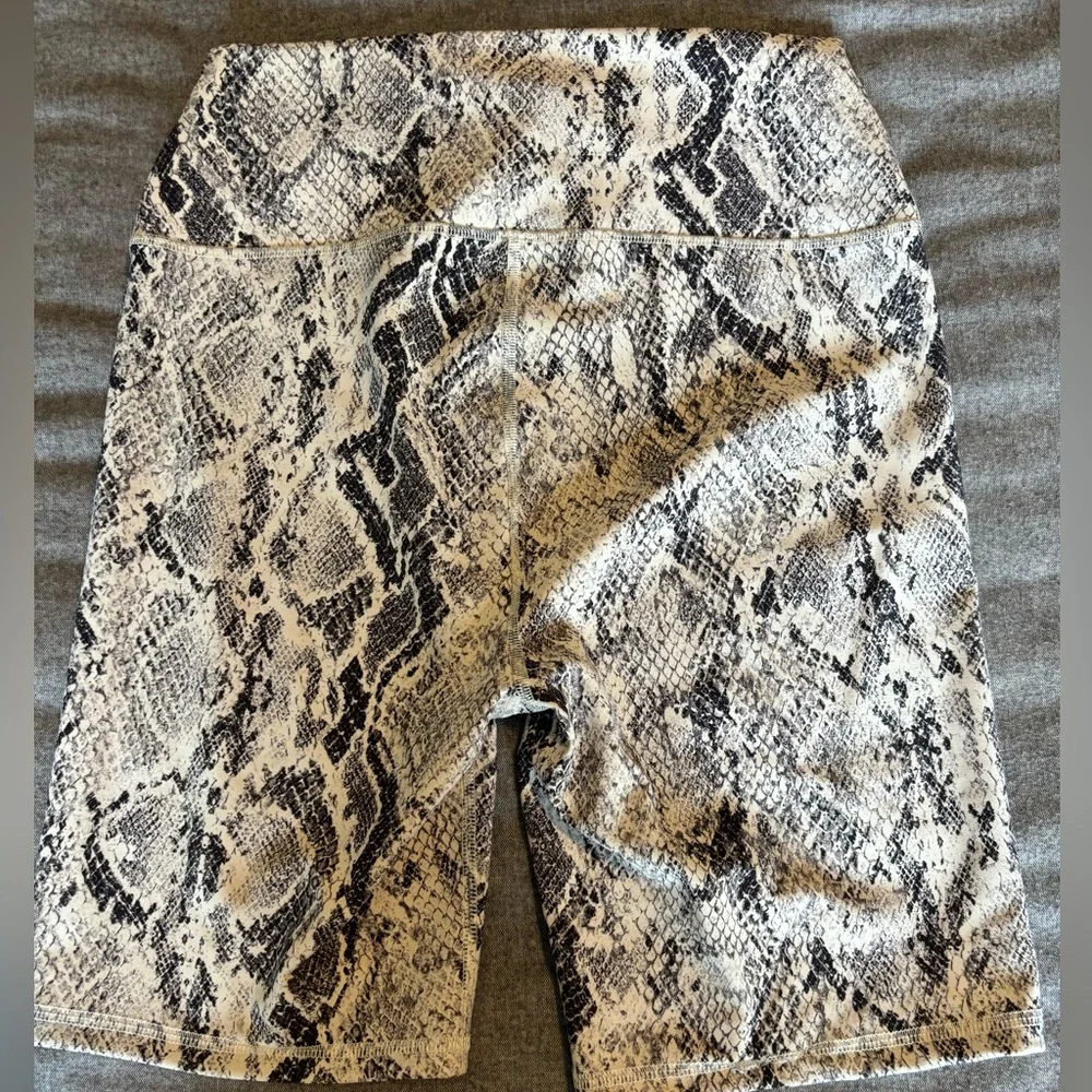 Alo High-Waist Snakeskin Vapor Short‎ - XS